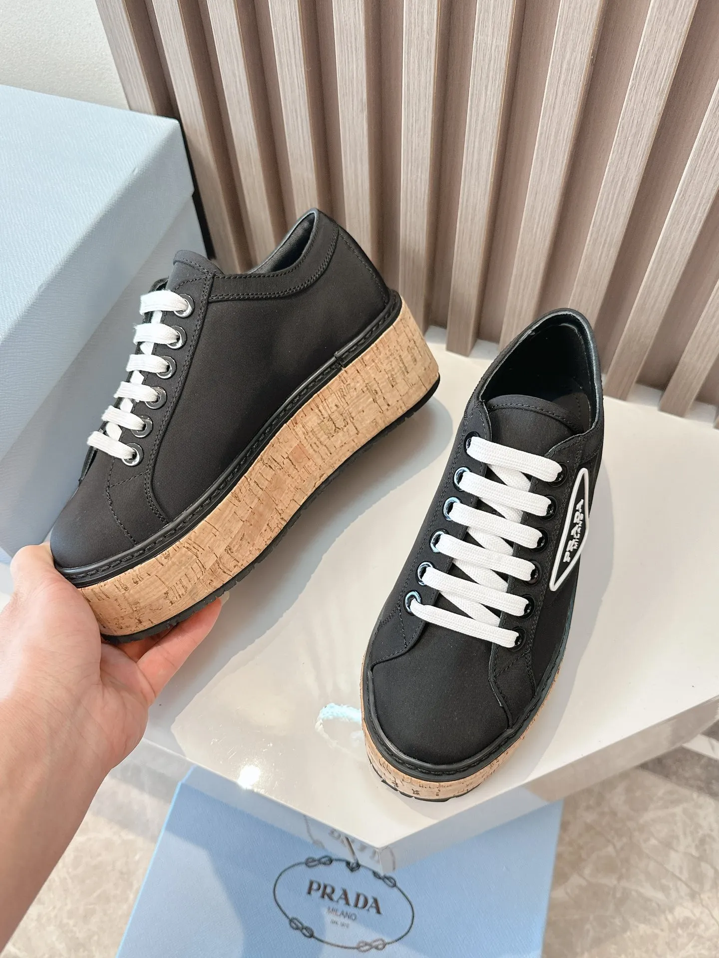 👟👟Ex-factory price 500👟👟 ☑️SNGG ｜Thick-soled high-explosive shoes Super hot Prada Prada 2024 latest spring and summer sawtooth Roman ultra-light thick-soled shoes! Retro, fashionable and avant-garde gear teeth make the whole pair of shoes light, comfortable and brightly colored to satisfy a variety of choices for fashionable people of different styles! The iconic molded injection triangle logo is matched with the shape of the upper foot 🦶🏻It’s super nice, every element is fashionable! - MATERIAL Material - ⇢ Upper: imported silk nylon twill ⇢ Lining: sheepskin lining ⇢ Outsole: TPU wood grain rubber combination outsole ⇢size：#35～40